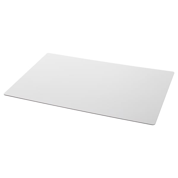 Un sous-main SKRUTT blanc. Il est rectangulaire, en plastique eva, et protège les bureaux des rayures.