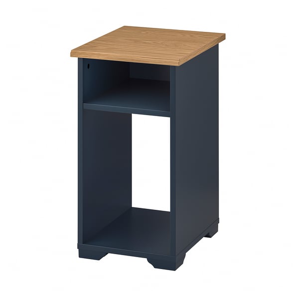 Table d’appoint SKRUVBY : bleu marine, étagères ouvertes, plateau en bois, design robuste et simple.