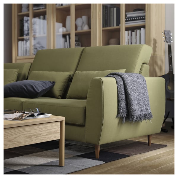 Canapé moderne SLATORP olive avec coussins extensibles, pieds en bois et dossier haut.
