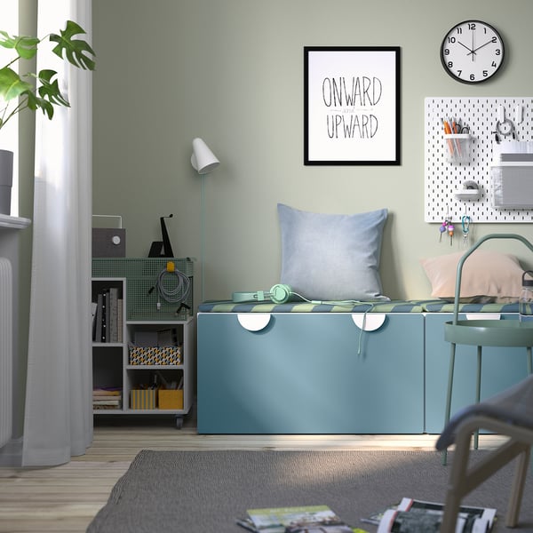 Bureau à domicile : banc vert, oreillers, écouteurs, rangements, art.