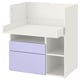 Un bureau IKEA SMÅSTAD blanc avec des tiroirs violets. Il a des étagères ouvertes et un dessus plat, idéal pour une chambre d’enfant.