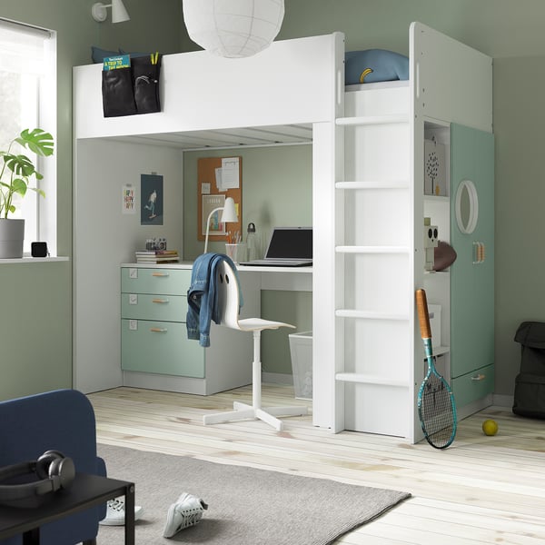 Lit mezzanine pour enfants avec bureau, rangement et armoire, blanc et menthe, design efficace pour les petits espaces.