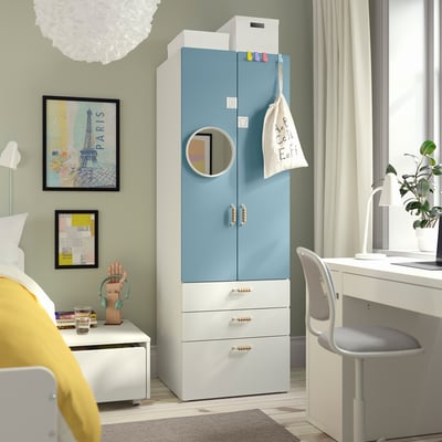 Montre l’armoire SMÅSTAD bleu clair de l’enfant dans la chambre avec lit et bureau.