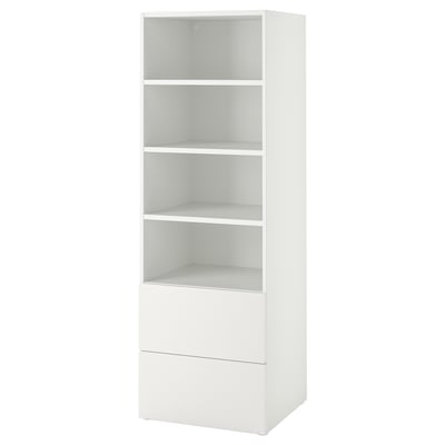 Une bibliothèque SMÅSTAD blanche avec des étagères et des tiroirs ouverts, conçue pour les petits espaces et facile d’accès pour les enfants.