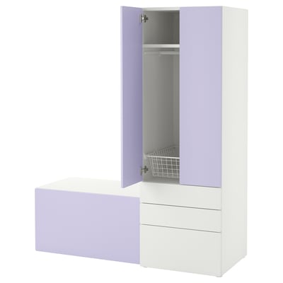 Une armoire de rangement haute, nommée SMÅSTAD, en blanc et violet clair, avec des tiroirs ouverts et un placard avec des étagères et des paniers.