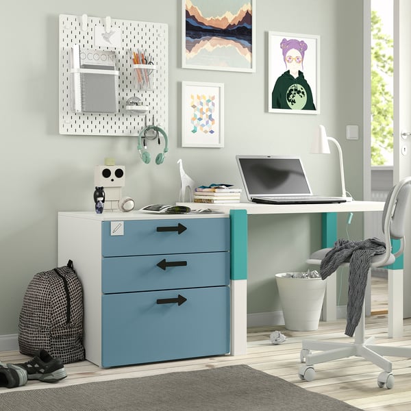 Petit bureau à domicile SMÅSTAD commode bleu clair et blanc, parfait pour les enfants. Bureau, chaise et décoration modernes.