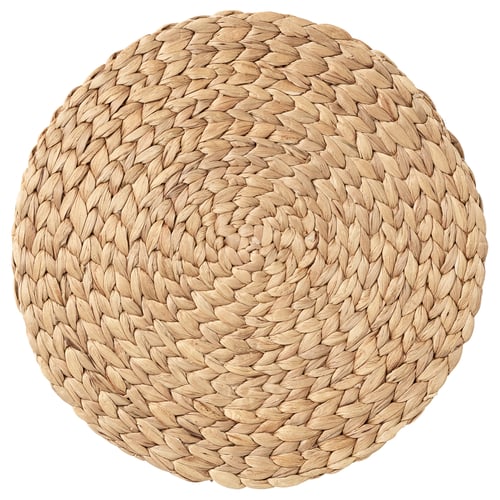 Un panier rond et tressé en jacinthe d’eau naturelle. Il a un design texturé en spirale et est fabriqué à la main.