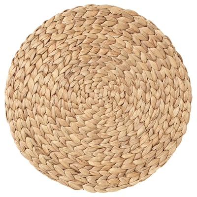 Un panier rond et tressé en jacinthe d’eau naturelle. Il a un design texturé en spirale et est fabriqué à la main.
