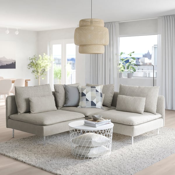Salon moderne avec canapé sectionnel SÖDERHAMN, table basse et lampe suspendue.