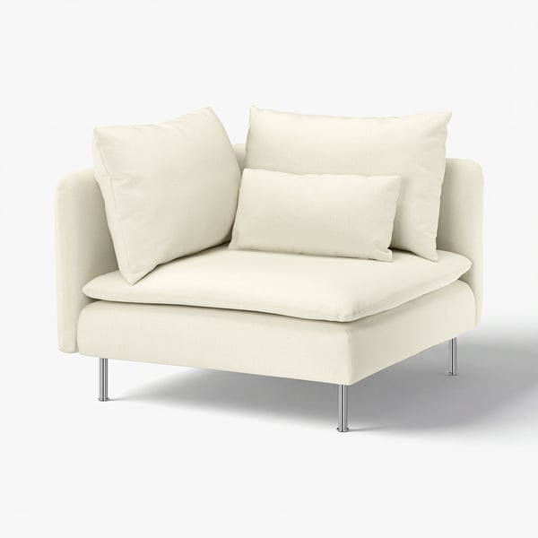 Un fauteuil SÖDERHAMN blanc avec un tissu moelleux et texturé et des pieds chromés, offrant un design moderne et accueillant.