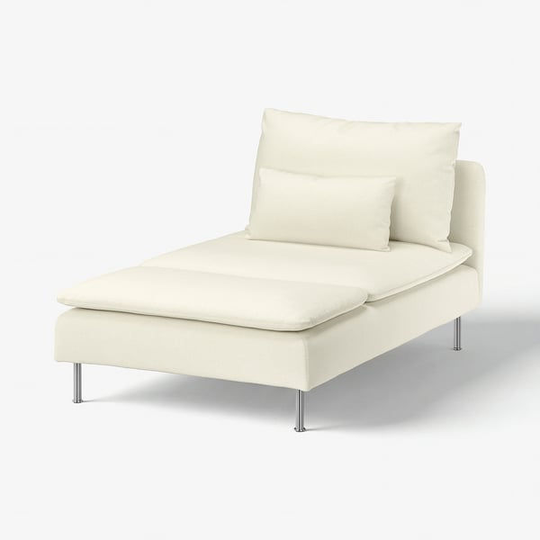 Une chaise longue blanche SÖDERHAMN avec dossier et siège incurvés, pieds chromés et tissu moelleux.