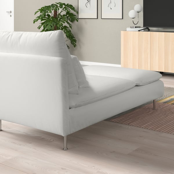 Chaise longue SÖDERHAMN blanche, rembourrée, pieds en métal, chambre minimaliste.