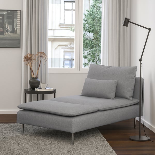Chaise longue SÖDERHAMN grise moderne, tissu doux, s’adapte sous une grande fenêtre, près d’une table d’appoint et d’une lampe.