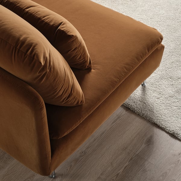 Canapé en velours marron avec des coussins profonds et moelleux ; Un design stylé et confortable.