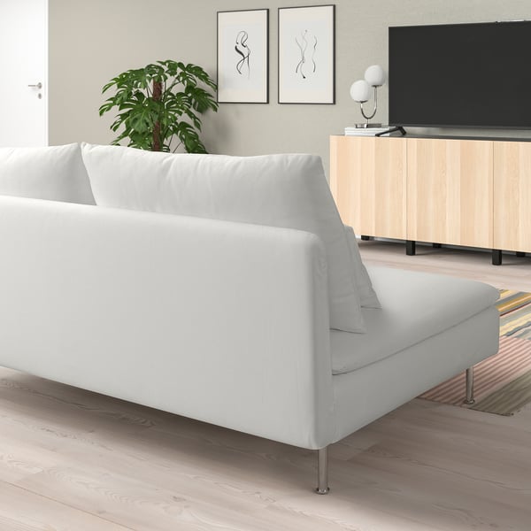 Canapé SÖDERHAMN blanc moderne dans un salon minimaliste avec meuble TV et photos.