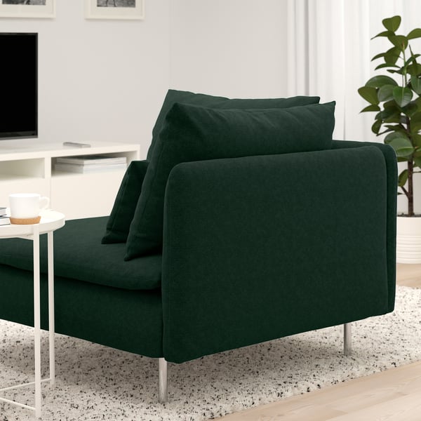Canapé vert SÖDERHAMN avec des assises profondes, des coussins amovibles et des pieds en métal dans un salon moderne.