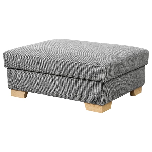 Repose-pieds SÖRVALLEN gris. Carré, tapissé d’un tissu semblable à du tweed, surélevé sur des pieds en bois.