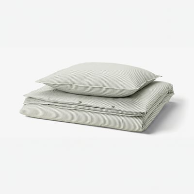 Un ensemble de housse de couette SOLFIBBLA, avec du coton rayé vert et blanc pour le confort et le charme vintage.