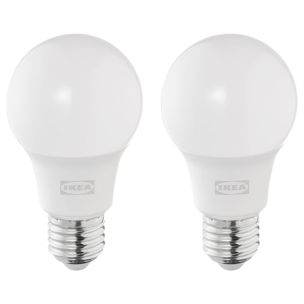 Deux ampoules LED ikea blanches rondes avec une lumière blanche froide, côte à côte.