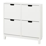 Armoire à chaussures STÄLL blanche avec 4 compartiments et poignées.