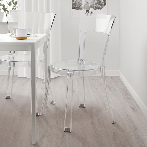 Chaise en acrylique transparent empilable, se fond dans l’espace, design moderne.