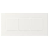 Cette image montre un ensemble de façades d’armoires STENSUND blanches. Ceux-ci ont des panneaux rainurés encadrés pour un look artisanal et sont laqués pour plus de durabilité.