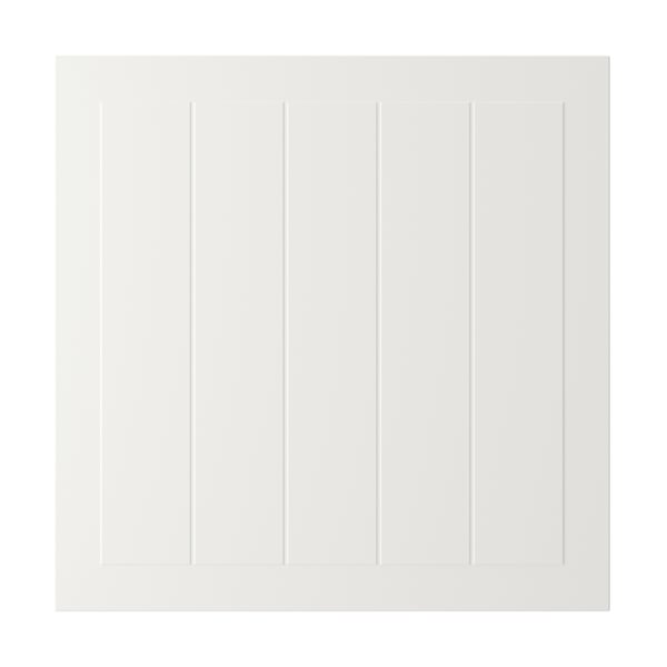 Une porte d’armoire STENSUND blanche avec des panneaux rainurés. La porte rectangulaire est une surface lisse et laquée en panneaux de fibres.