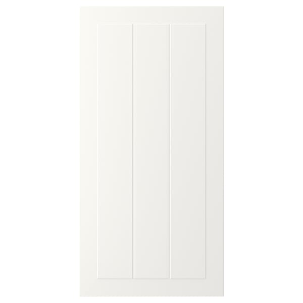 Une porte d’armoire STENSUND blanche au design lisse et rectangulaire avec des panneaux rainurés verticaux et un aspect encadré.