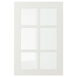 Une armoire blanche STENSUND avec des portes en verre. Le design rectangulaire, son attrait de style campagnard et son cadre robuste.