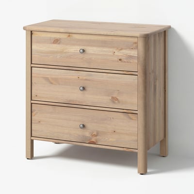 Coffre en bois STOREMOLLA avec 3 tiroirs et poignées métalliques, design simple et robuste.