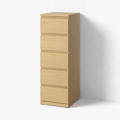 Cette image montre une grande commode en bois brun clair. Elle présente un design moderne et minimaliste avec cinq tiroirs horizontaux.