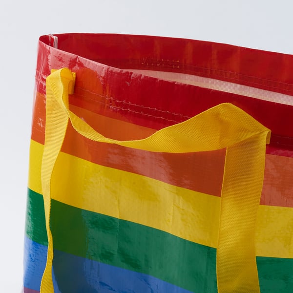 Sac fourre-tout multicolore brillant avec des bretelles jaunes robustes, mettant en valeur des matériaux de haute qualité et une construction durable.