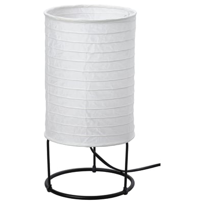 Lampe de table blanche STRANDAD, abat-jour cylindrique en papier de riz, socle en métal noir, design minimaliste et épuré.