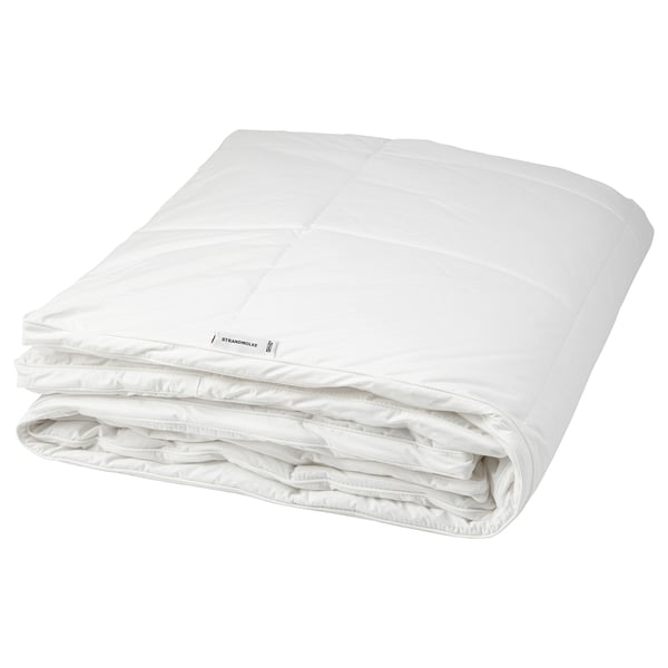 Couette en fil de velours blanche, soigneusement pliée, en coton-polyester, chaude et confortable.