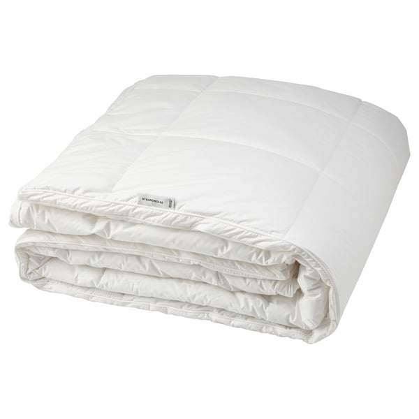 Couette STRANDMOLKE blanche pliée, coton doux, carrés matelassés.