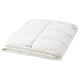 Couette STRANDMOLKE blanche avec rembourrage en polyester recyclé, entourée de coton ratière, cousue en panneaux et soigneusement pliée.