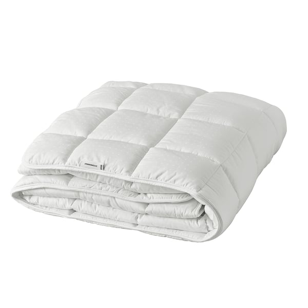 Couette blanche STRANDMOLKE avec un tissage texturé dobby, pliée et moelleuse.