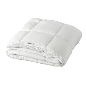 Couette blanche STRANDMOLKE , coton dobby matelassé, remplissage en polyester recyclable.