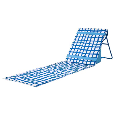Chaise longue bleue STRANDÖN avec motif quadrillé blanc, dos réglable, sac de rangement et bandes élastiques pour accessoires.