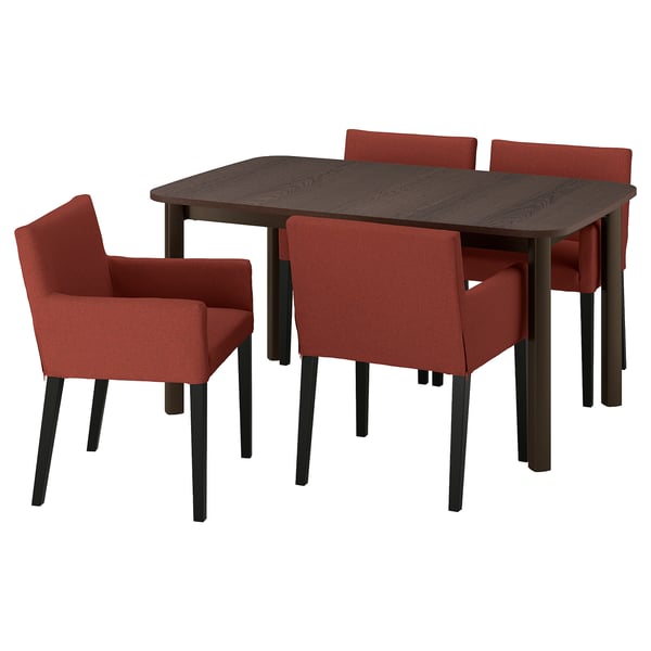 Ensemble de salle à manger STRANDTORP avec une table rectangulaire marron foncé et quatre chaises en tissu rouge, un design élégant et moderne.