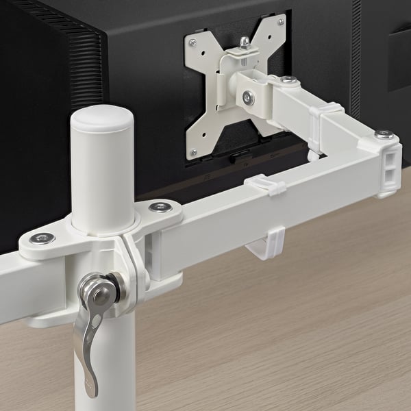 Bras d’écran blanc monté sur le bureau, tenant solidement le moniteur noir, avec des articulations réglables et des clips attachés pour la gestion des câbles.