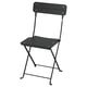Une chaise pliante SUNDSÖ noire. Il est fait d’acier et de plastique, conçu pour les petits espaces. Son look épuré et simple le rend à la fois pratique et élégant.