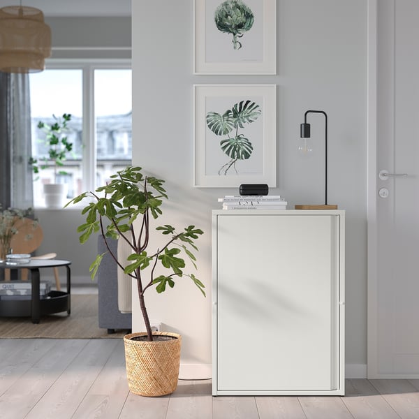 Armoire moderne avec étagères réglables ; Idéal pour les couloirs/salles de bains/balcons. Imprimés botaniques, panier de plantes, lumière.