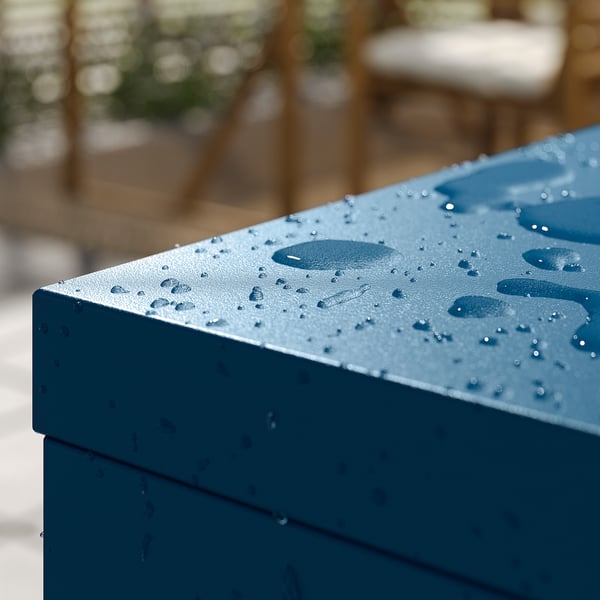 Armoire SUNDSÖ bleue avec gouttelettes d’eau, utilisation en extérieur.
