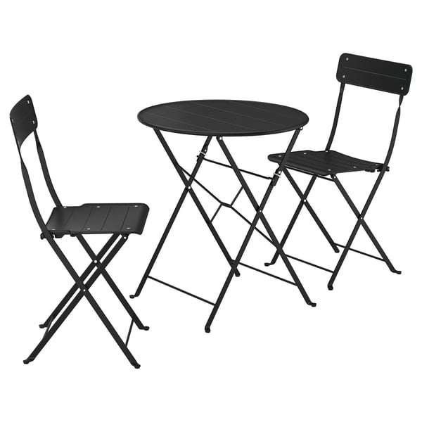 Ensemble d’extérieur en métal noir avec table ronde pliable et deux chaises assorties pour un gain de place.