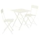 Une table d’extérieur blanche et pliable et deux chaises. L’ensemble est conçu pour les petits espaces et le rangement facile.