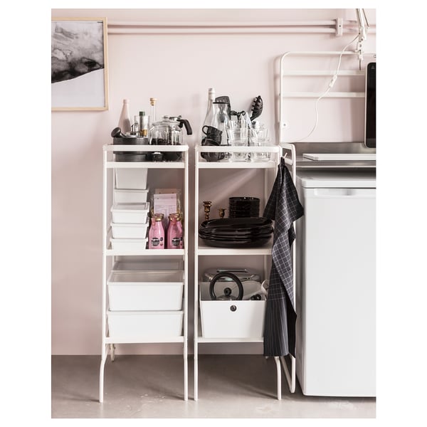 Coin cuisine moderne : l’étagère blanche SUNNERSTA peut contenir des assiettes noires, des tasses, des bocaux en verre et des bouteilles roses.