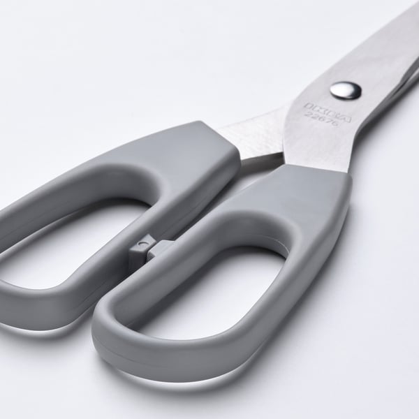 Ciseaux avec poignées en plastique gris et lames en acier inoxydable, conçus pour les droitiers et les gauchers. Multi-outil de qualité pour diverses tâches.