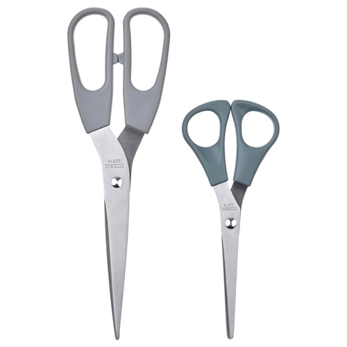 Deux paires de ciseaux, l’une grise, l’autre gris verdâtre, lames en acier inoxydable, poignées ergonomiques en plastique, design droitier/gaucher.