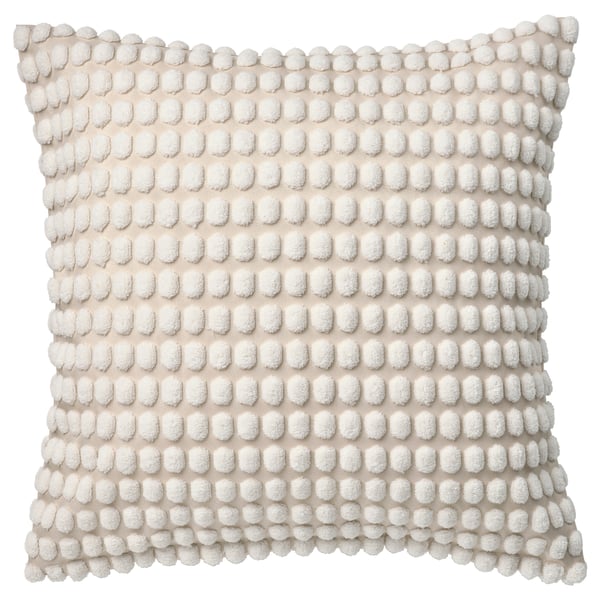 Une housse de coussin SVARTPOPPEL blanc cassé, avec un design doux et texturé à pompons. Forme carrée, avec un matériau en polyester recyclé respectueux de l’environnement.